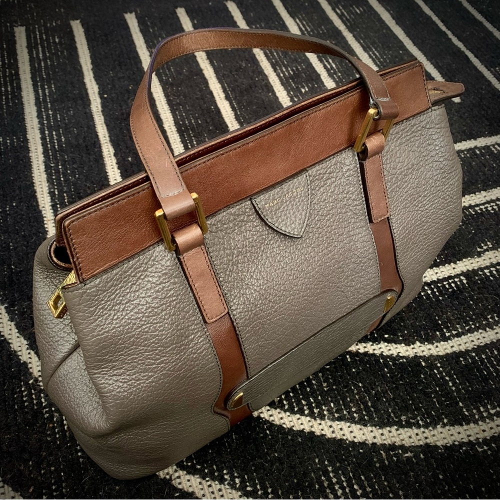 MARC JACOBS PEEBLED | DARK TAUPE AND BROWN WITH HAMMERED GOLD HARDWARE | ITALY